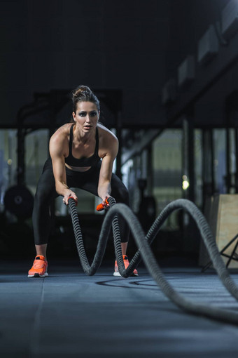 强大的有吸引力的肌肉发达的参考教练战斗锻炼绳子