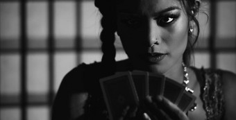女扑克球员黑色的白色
