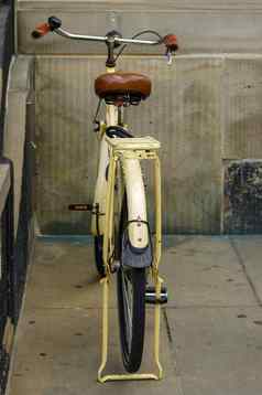 黄色的自行车皮革座位冲击吸收器轮