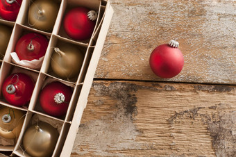 盒装<strong>分类红色</strong>的黄金圣诞节装饰物