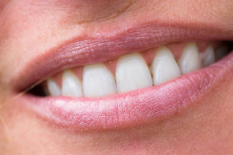 快乐女人的微笑健康的白色牙齿