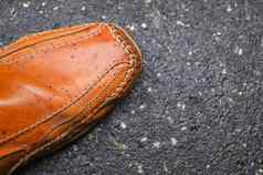 男人的鞋子部分莫卡辛秋天水泥地面