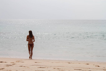 女人就走海滩假期海岸