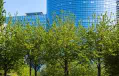 高种植树前面高办公室建筑