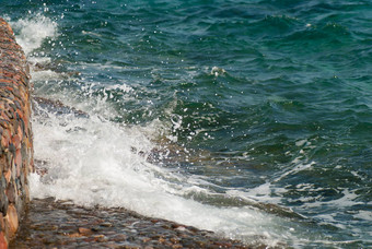 照片美丽的清晰的绿松石海海洋水表面涟漪<strong>明亮</strong>的飞溅石头海景背景水平<strong>图片</strong>