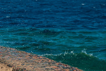 照片美丽的清晰的绿松石海海洋水表面涟漪明亮的飞溅石头海景背景水平图片