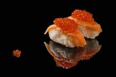 寿司红色的鱼子酱黑色的acryle
