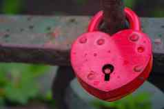 美丽的红色的心形的挂锁锁着的铁链