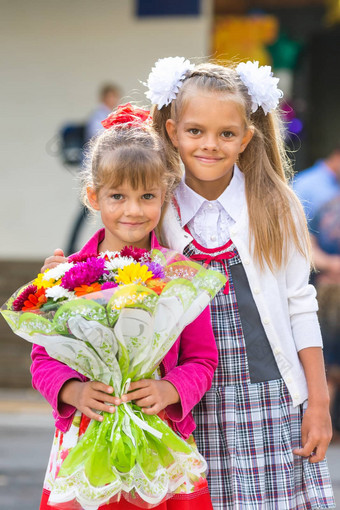 肖像女孩学校9月一年级年轻的妹妹花束手