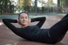 年轻的女人练习早....体育运动培训锻炼