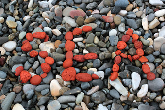 词海红色的石头卵石海滩
