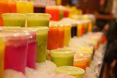 各种色彩斑斓的水果饮料冰巴塞罗那市场