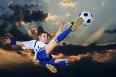 足球球员背景多云的天空
