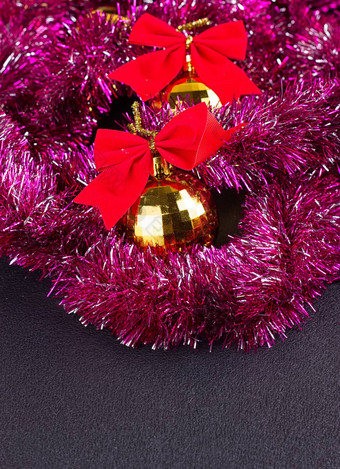 黄金圣诞节球明亮的闪闪发光的金俗丽的红色的弓