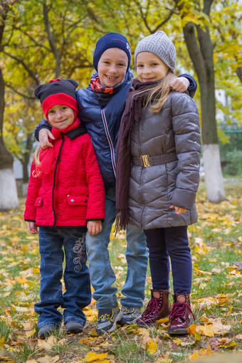 孩子们拥抱秋天公园