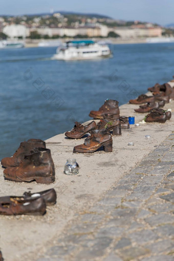 视图河多瑙河布达佩斯银行纪念碑青铜鞋内存受害者世界战争