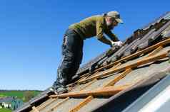 盖屋顶的人铺设瓷砖屋顶