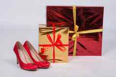 红色的女鞋子高高跟鞋站盒子礼物
