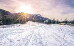 滑雪坡阳光明媚的冬天一天