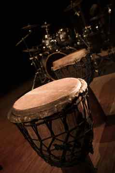 传统的木非洲非洲手鼓德鲁蒙阶段