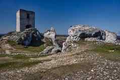 白色岩石毁了中世纪的城堡