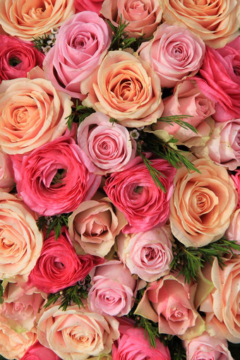 粉红色的玫瑰新娘花束