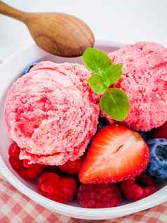 关闭冰奶油混合浆果水果树莓蓝莓我们