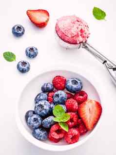 关闭冰奶油混合浆果水果树莓蓝莓我们