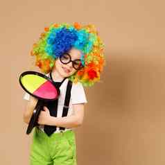 孩子小丑假发眼镜玩抓球游戏