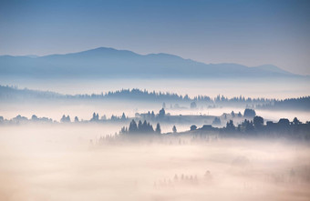 秋天多雾的早....山高山村山