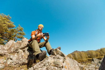 成功的年轻的男人。虚拟现实护目镜之旅山假期夏天