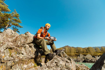 成功的年轻的男人。虚拟现实护目镜之旅山假期夏天