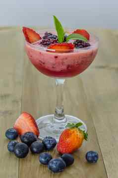 树莓奶昔新鲜的浆果