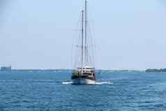 航海景观复古的帆船海旅行航行游艇奢侈品生活方式夏天海滨岛屿软光效果