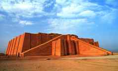 恢复金字形神塔古老的闪族人的寺庙伊拉克