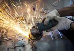 工人手工作行业工具切割钢分裂