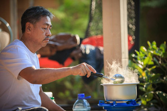 男人。烹饪早....食物餐热能<strong>液化</strong>石油气气体炉子