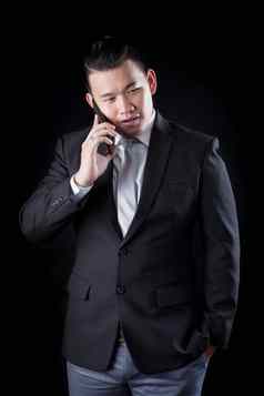 肖像亚洲业务男人。会说话的移动电话blac