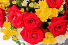 美丽的红色的玫瑰花花束室内装饰