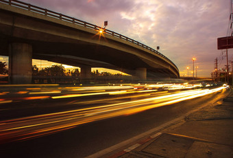 照明车辆<strong>运行</strong>沥青道路美丽的