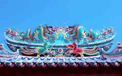 美丽的龙雕像装饰中国人寺庙屋顶