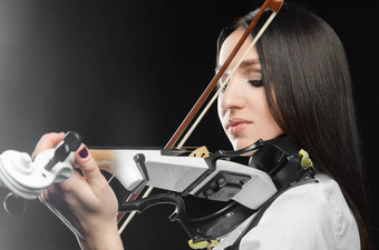 女人玩小提琴黑色的背景