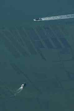 空中视图牡蛎船返回港阿卡雄法国