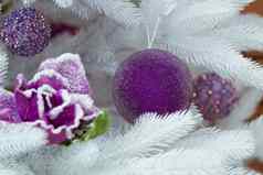 圣诞节装饰白色冷杉树紫色的球花