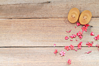 夫妇麻糬大米蛋糕鸡形状的红色的花木背景