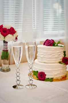 眼镜香槟婚礼蛋糕表格