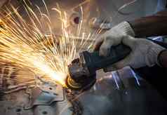 工人手工作行业工具切割钢分裂
