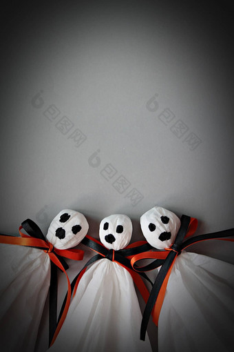 万圣节鬼魂Diy使白色组织纸黑色的橙色丝带灰色的背景