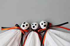 万圣节鬼魂Diy使白色组织纸黑色的橙色丝带灰色的背景