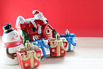 可爱的<strong>雪人</strong>圣诞节礼物盒子礼物圣诞老人老人<strong>房子</strong>木红色的背景